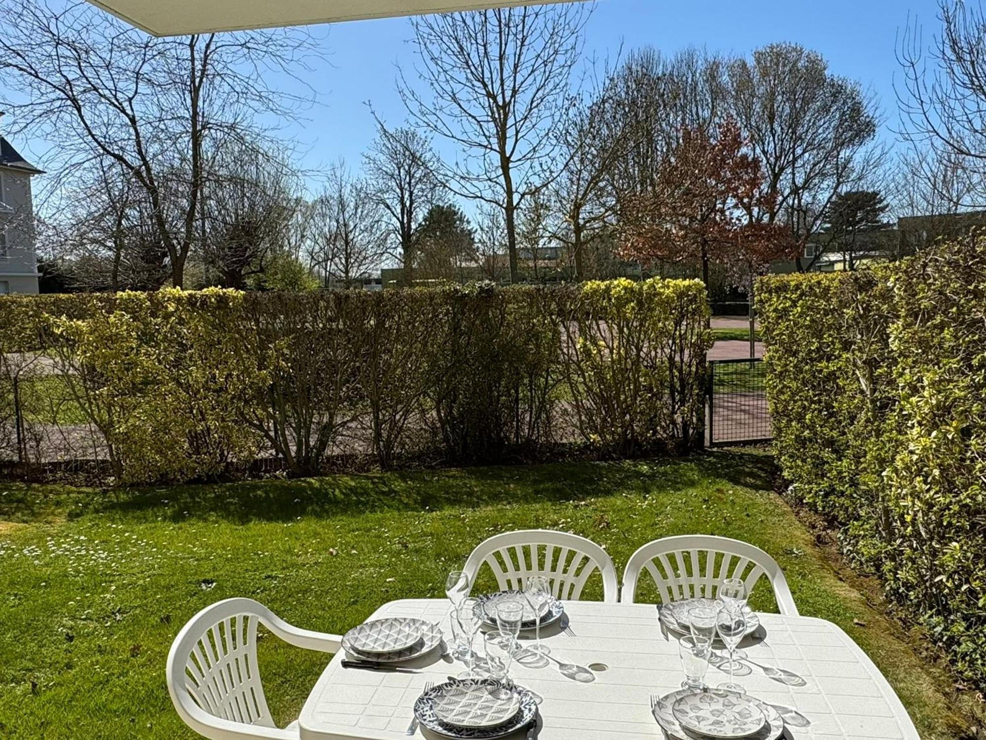3 Pieces Avec Terrasse Pres De La Et Parking Securise - Fr-1-487-379 * Cabourg